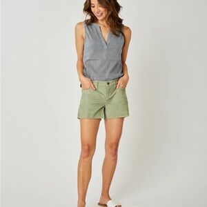 Carve Designs Oahu Shorts 4" in Olive Green Size 6